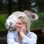 Tierphysiotherapeutin Nina Groth mit Katze auf der Schulter