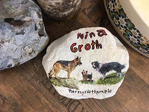 Stein mit Aufschrift Nina Groth und Hundebildern. Kundengeschenk